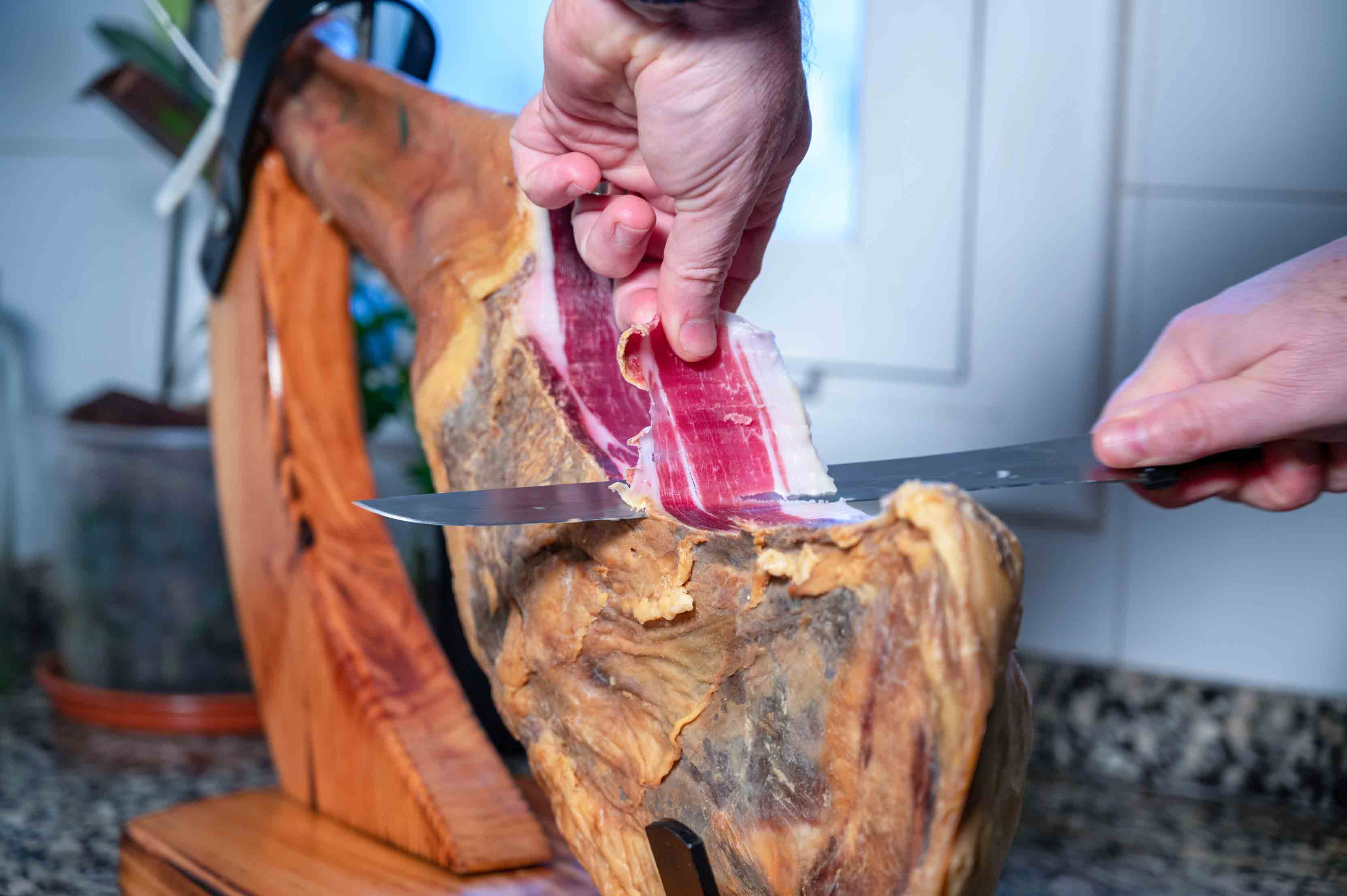 Jamonero de madera para colocar el jamón o la paleta de cerdo